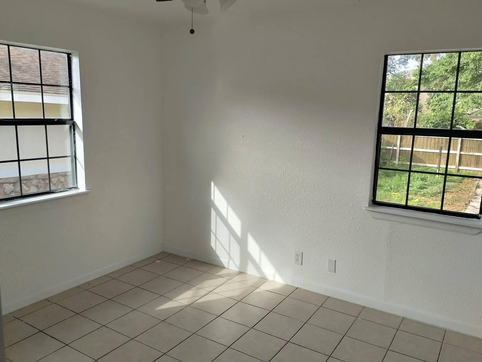 3 bed, 950 sqft, $1,300 — Photo 3