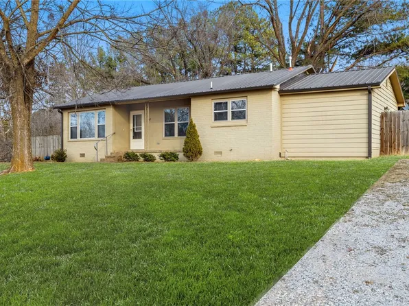 707 S Parrott Dr, Huntsville, AR 72740