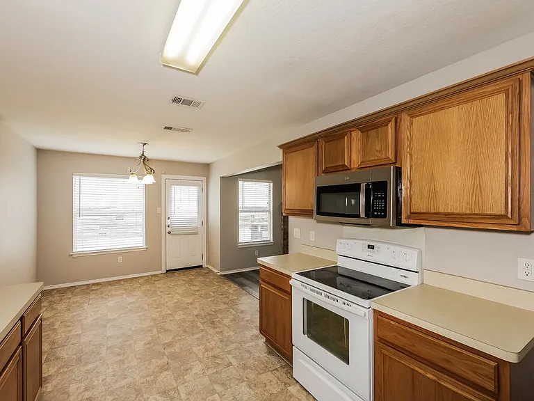 5924 Firethorn Dr — Photo 9