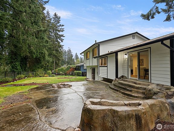 3rd image of 2806 NE Fernwood Court