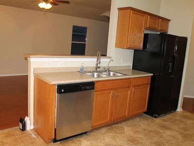 1009 Clayton Dr — Photo 6