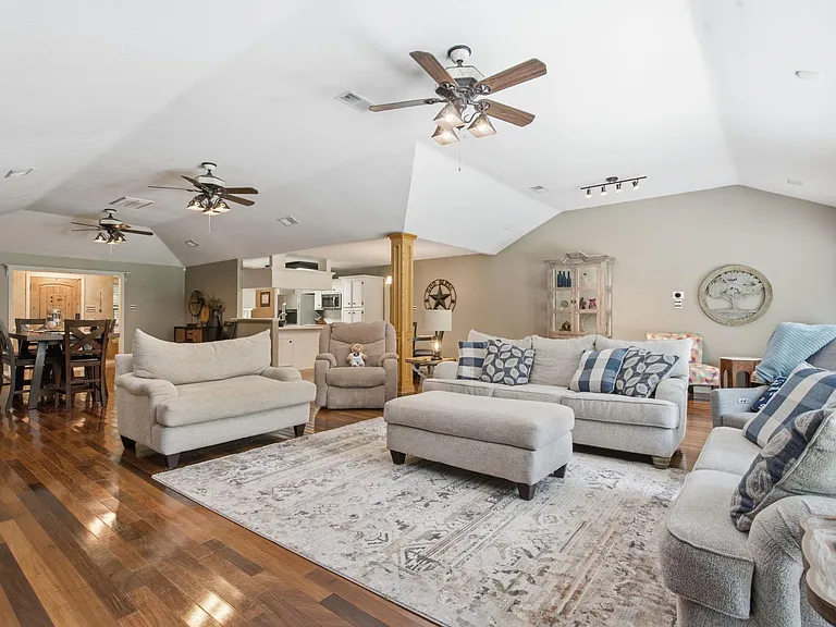 223 Pin Oak Ln — Photo 17