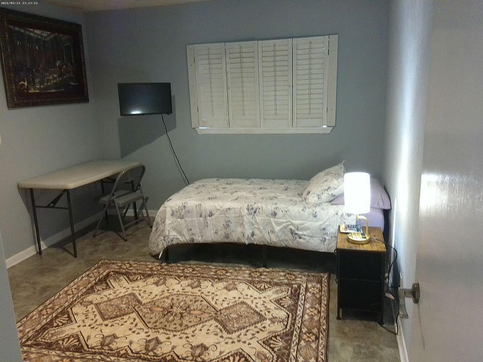 12x10 room. Twin bed. Work station. 2 doublewide windows. Blackout curtains. In the Bay area.