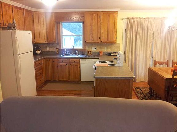 5th image of 85 Hutchinson Dr