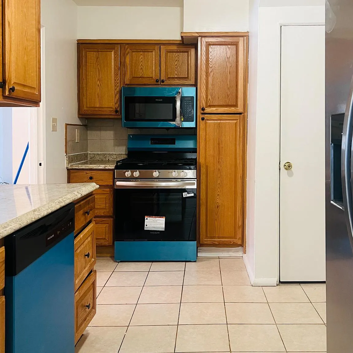 3 bed, 2.5 bath, 2352 sqft, $3,300 — Photo 3