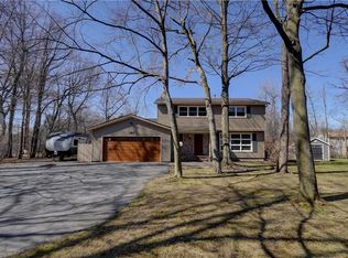 19 Charleswood Dr, Pittsford, NY 14534