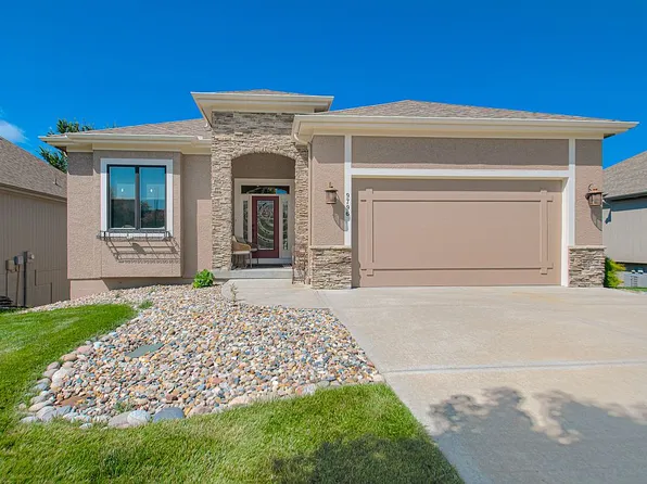 9796 Hollis Ln, Shawnee, KS 66227