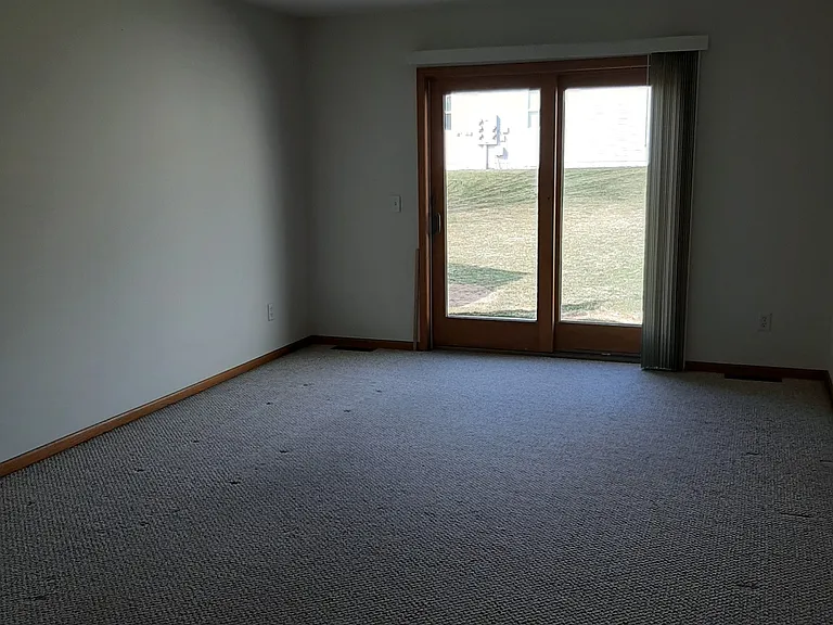 110 Maple Ct — Photo 2