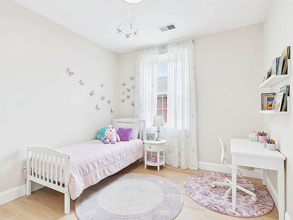 5th image of 858 Kempton St
