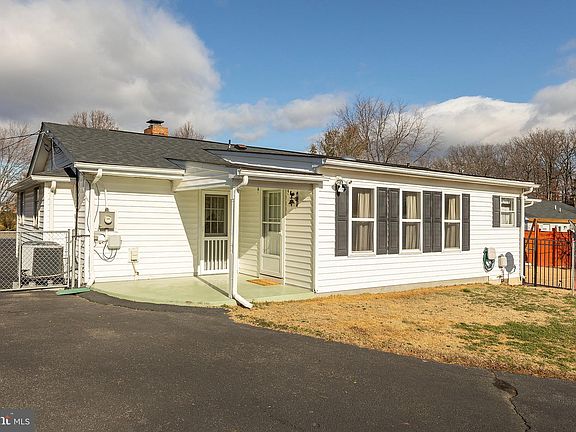 3rd image of 122 Greenwood Ave