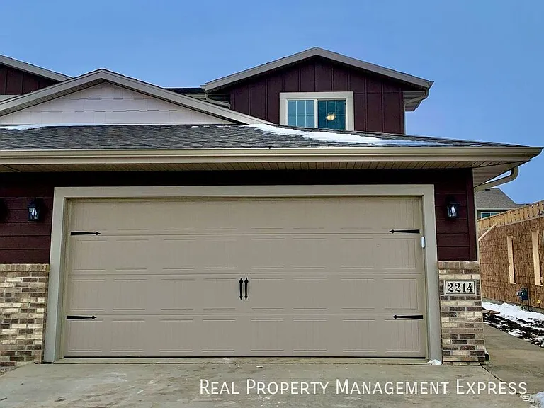 2218 S Ronsiek Ave — Photo 1