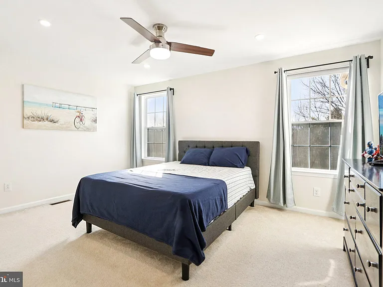 1035 Thorndale Dr — Photo 33