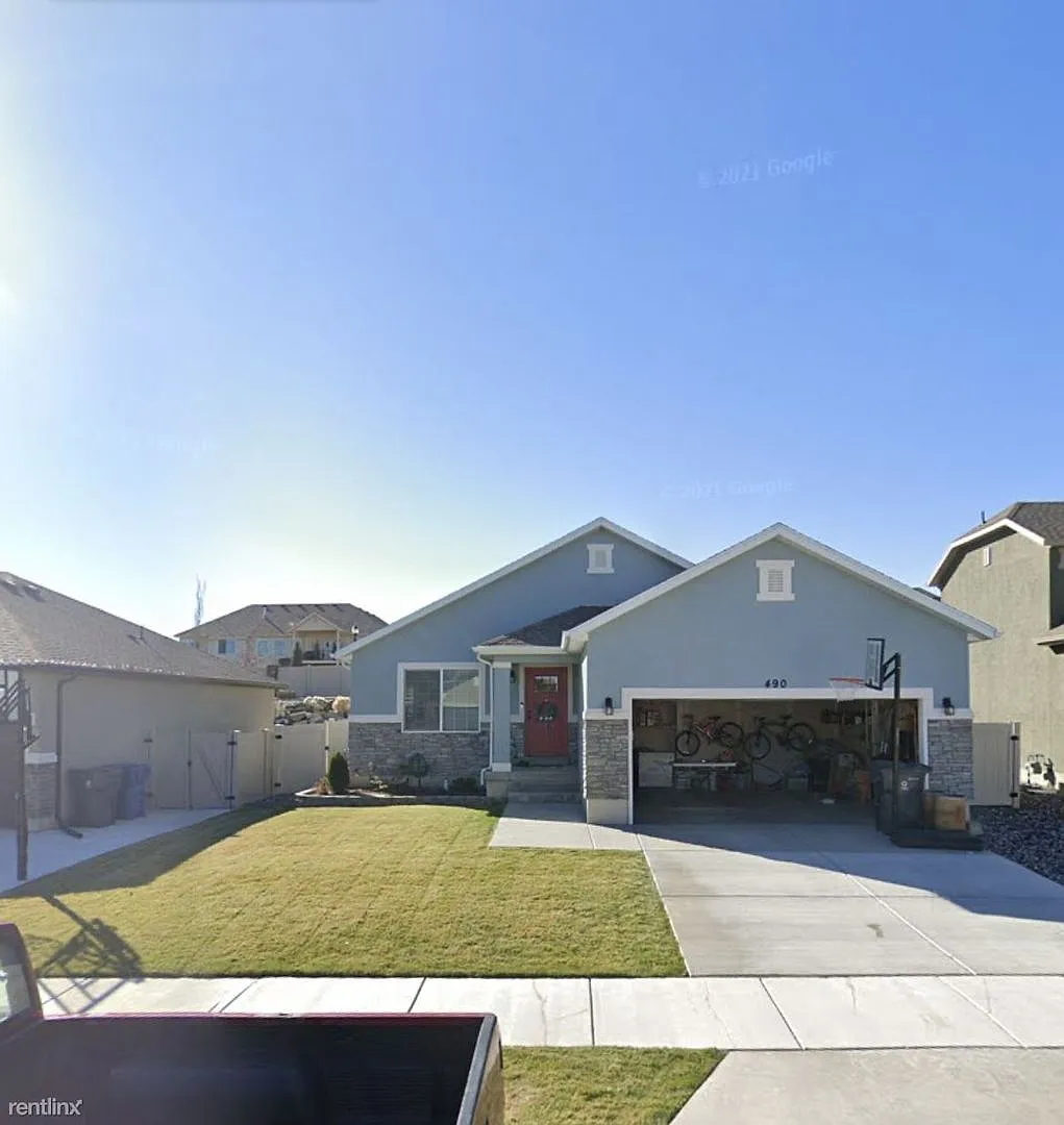 Spacious 5-Bedroom Home with Finished Basement & Two-Car Garage — Photo 1
