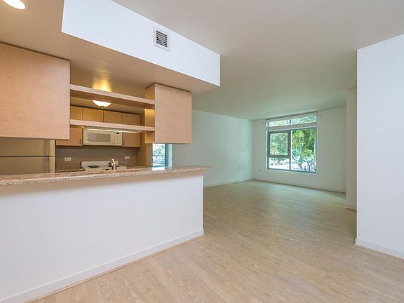 5th image of 425 W Beech St Unit 322