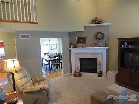 <b><em>DRAMATIC 2 STORY GREAT ROOM!</b></em>