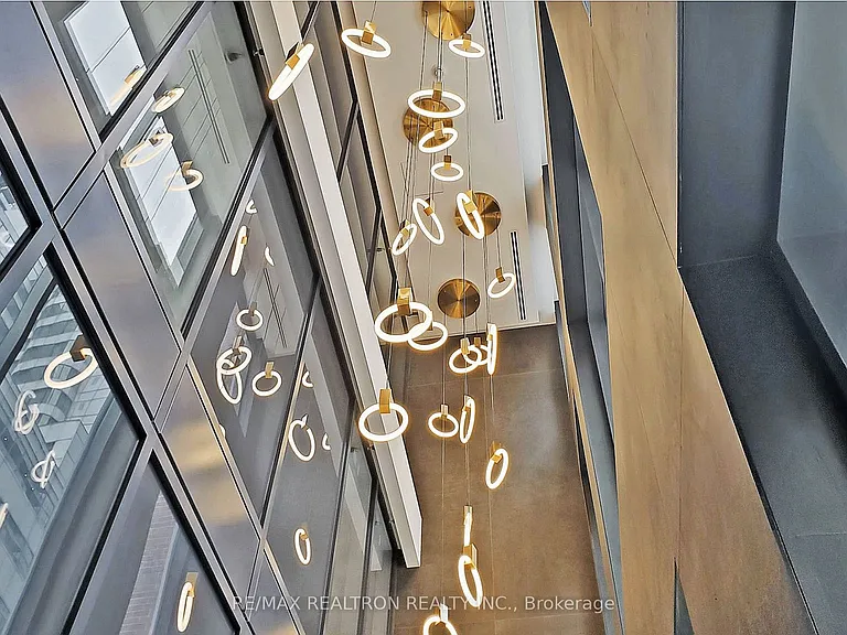 327 King St W #4105 — Photo 11
