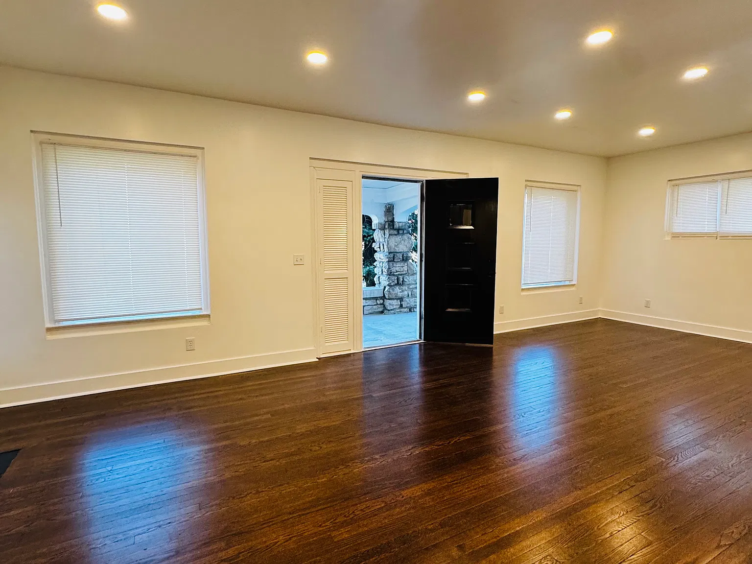 6 bed, 2.5 bath, 3427 sqft, $2,695 — Photo 2