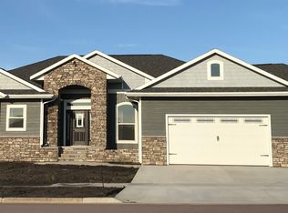 1010 Birdie Dr, Dell Rapids, SD 57022