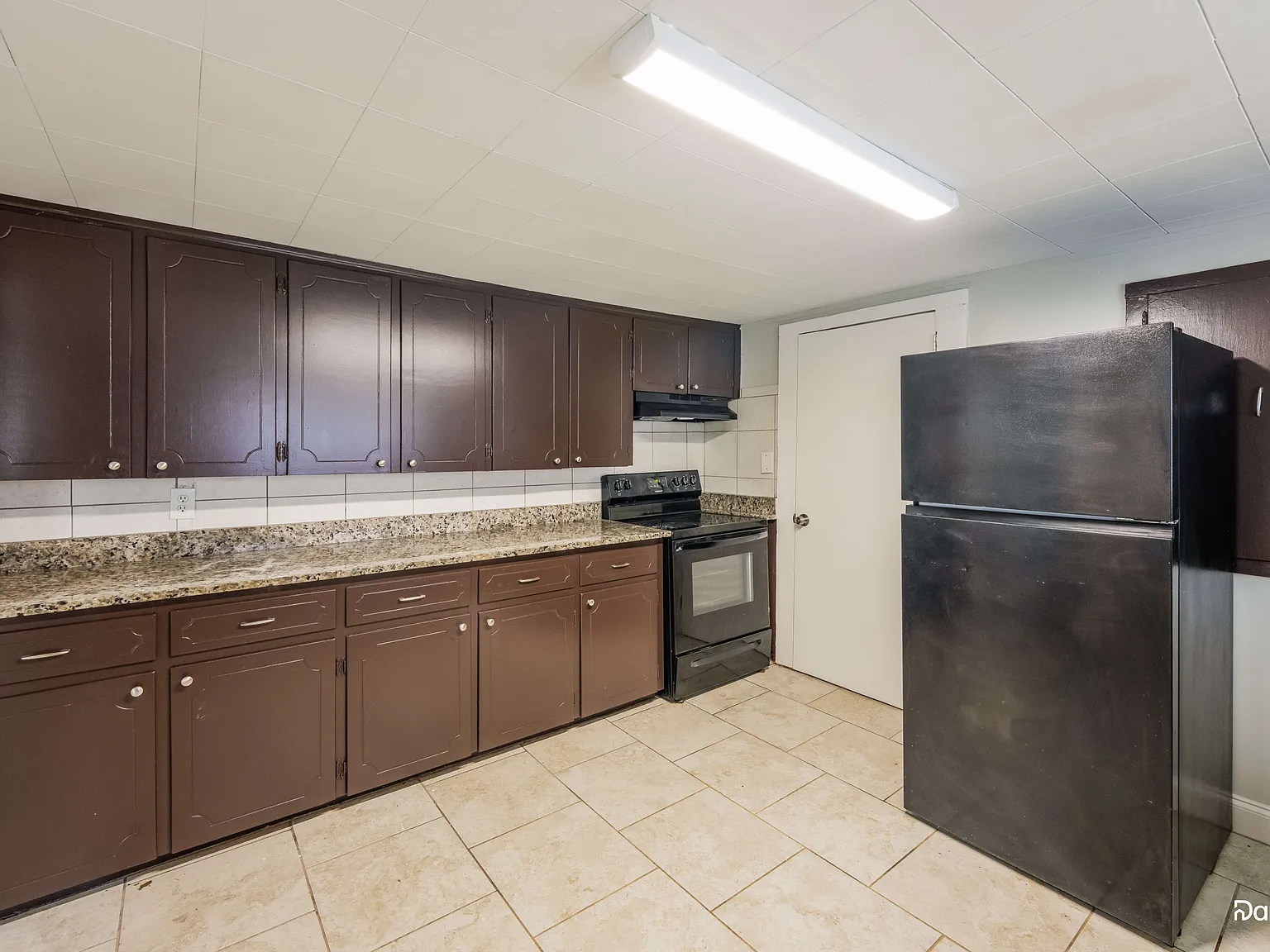 3 bed, 1.0 bath, 1216 sqft, $915 — Photo 2