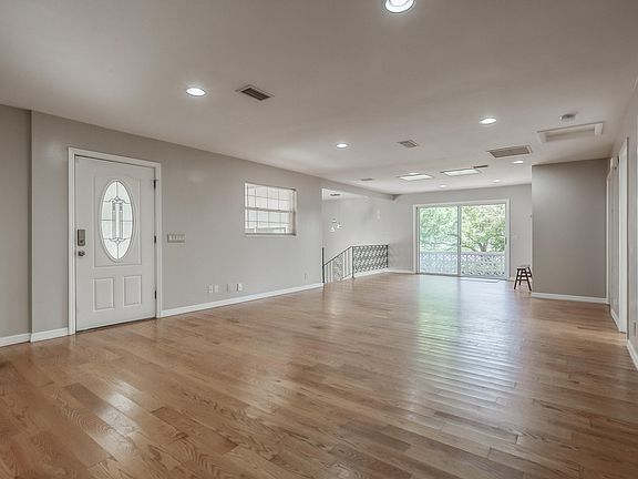 4th image of 451 Arlington Pl