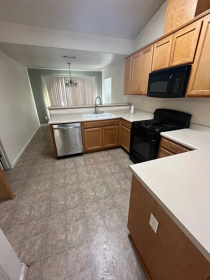 3-Bedroom, 2-Bathroom Home for Rent Close to Parks Spacious Living — Photo 1