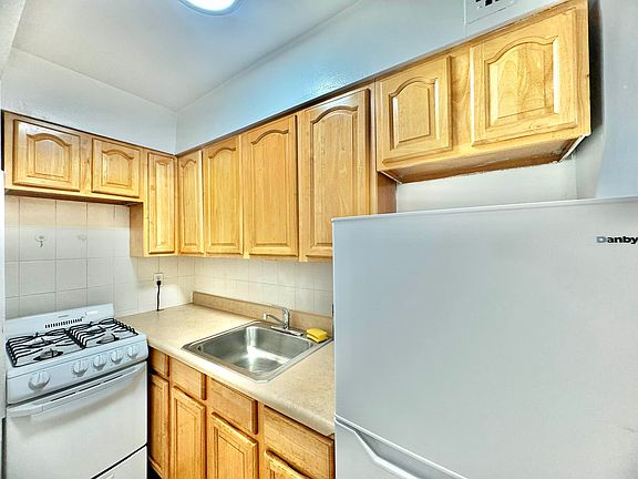 3rd image of 41-42 50th St #6L