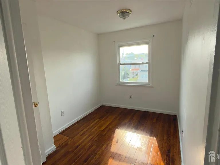 690 W Side Ave — Photo 9