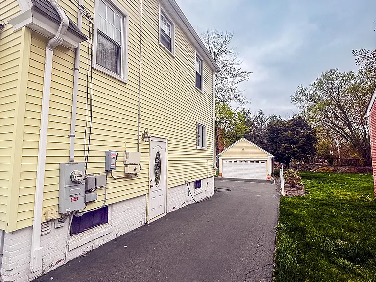 38 Grandview Ave — Photo 2