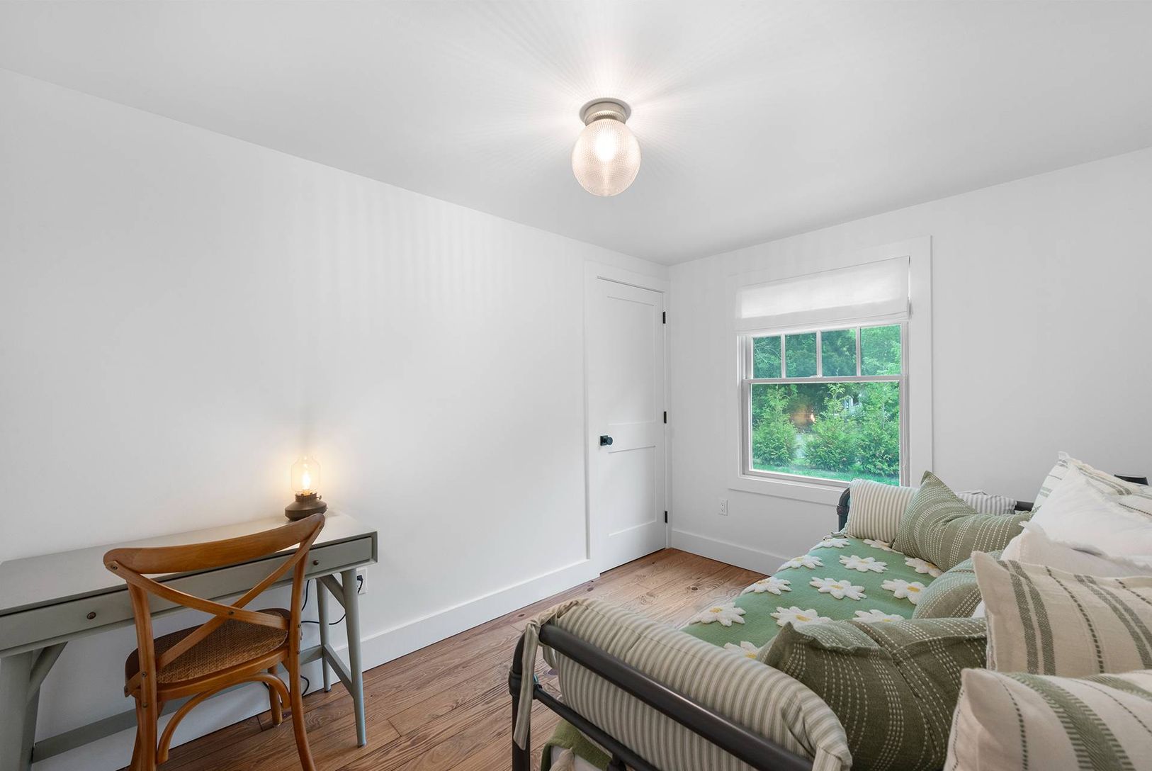  trundle bed, with dedicated workspace