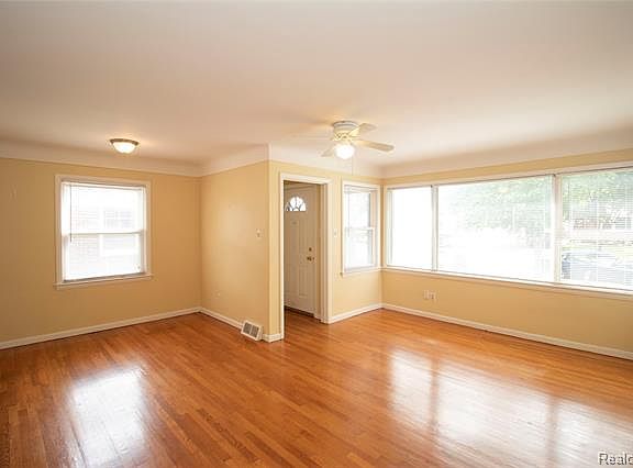 5th image of 2360 Ellwood Ave