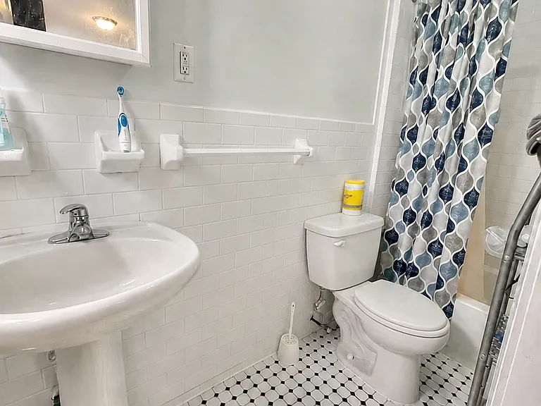 338 E 65th St #21A — Photo 4