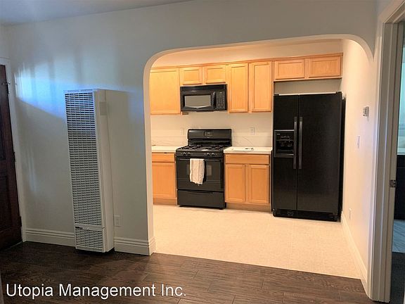 3rd image of 921 E 4th St Unit 10