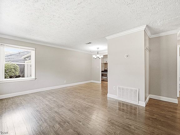3rd image of 2326 Greenvale Rd