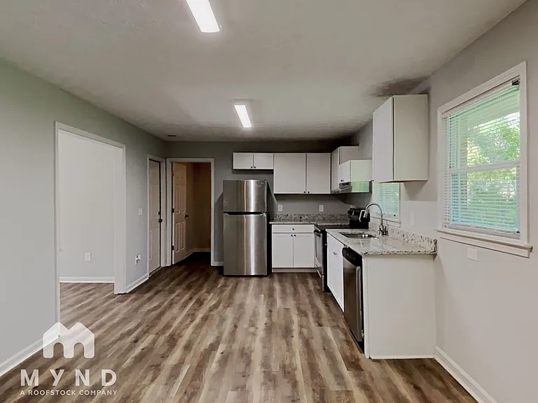 2728 Columbia Dr — Photo 5