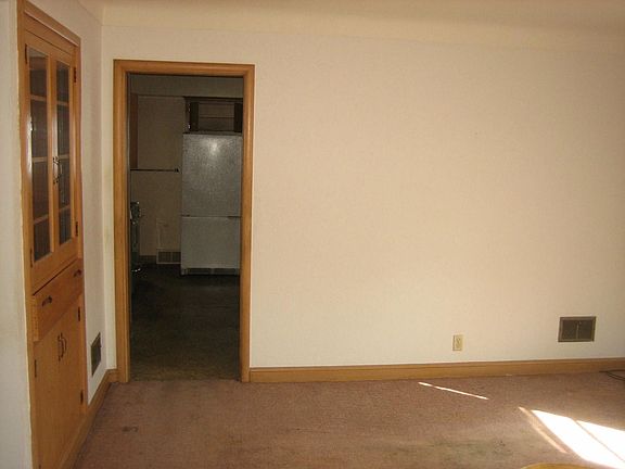 4th image of 202 Douglas St W