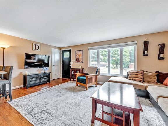 4th image of 124 Firwood Dr