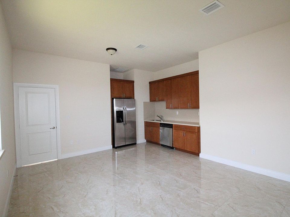 Kitchenette and entrance to living area