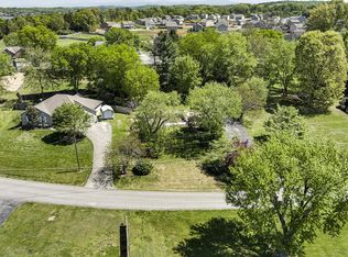 1028 Leona Dr, Lenoir City, TN 37772