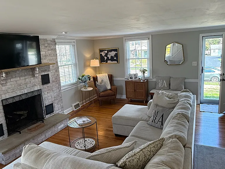 2708 Woodleigh Rd — Photo 3