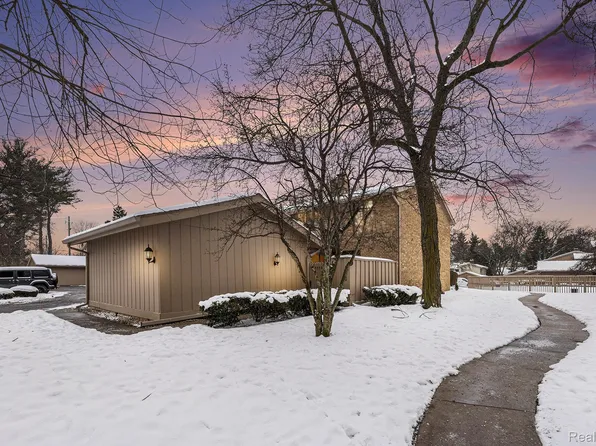 7411 Pebble Point #1, West Bloomfield, MI 48322