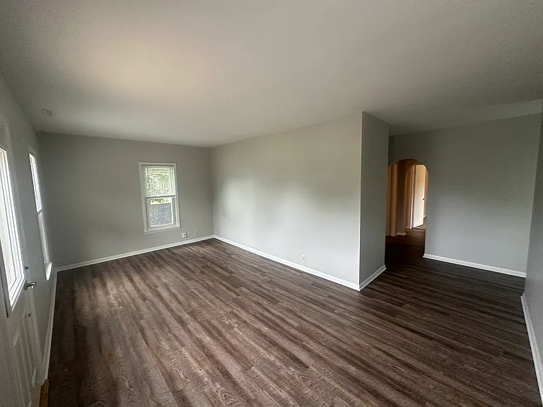 Great Oconomowoc 2 bedroom Upper Unit Next to Downtown Oconomowoc — Photo 10