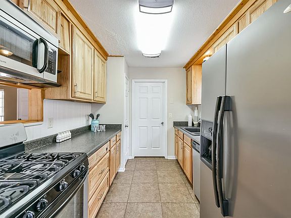 2nd image of 4062 Sherwood St E