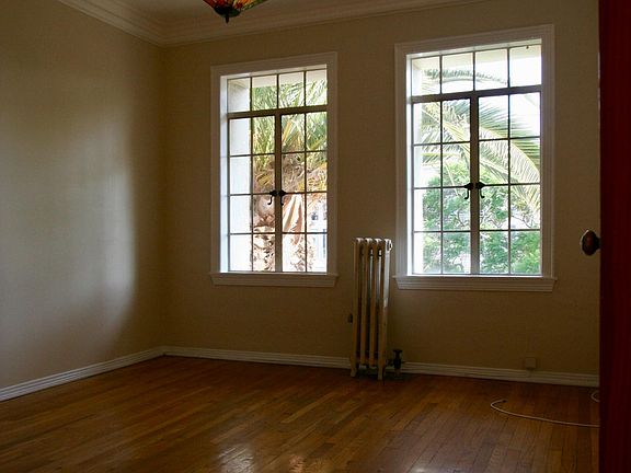 4th image of 364 S Cloverdale Ave Bsmt 2