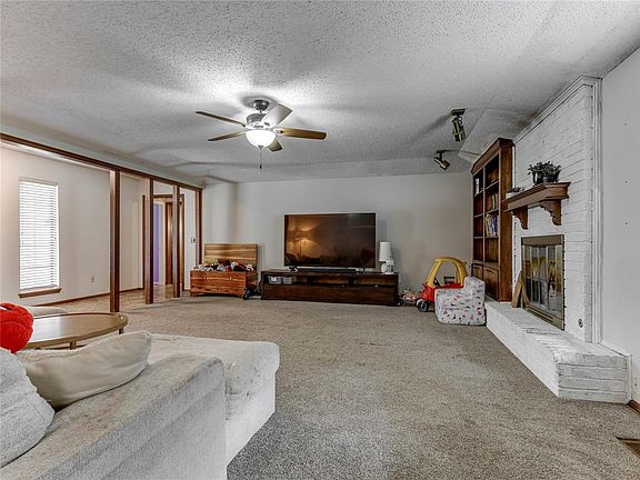 5th image of 32 Corona Dr