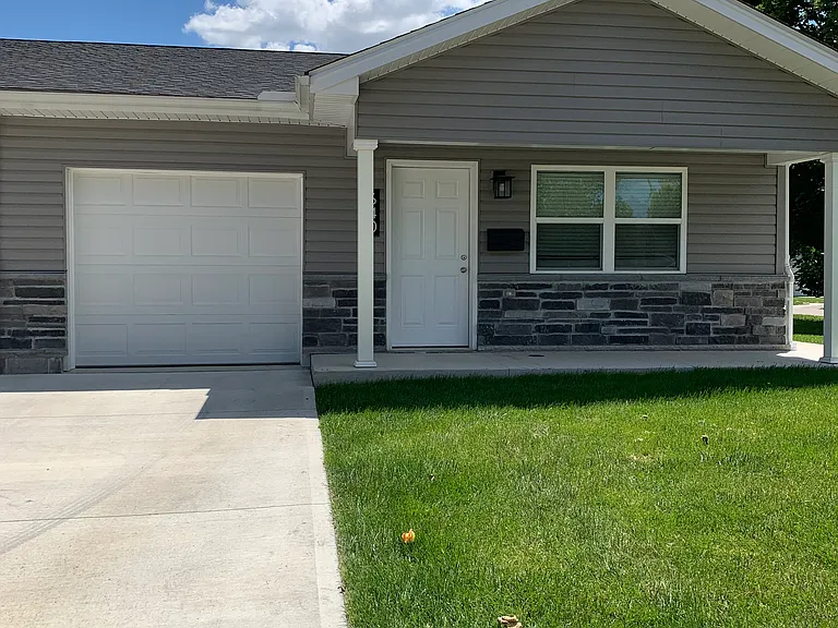 640 W Walnut St — Photo 1