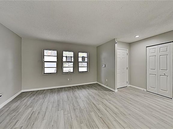 3rd image of 13936 Farmington Blvd