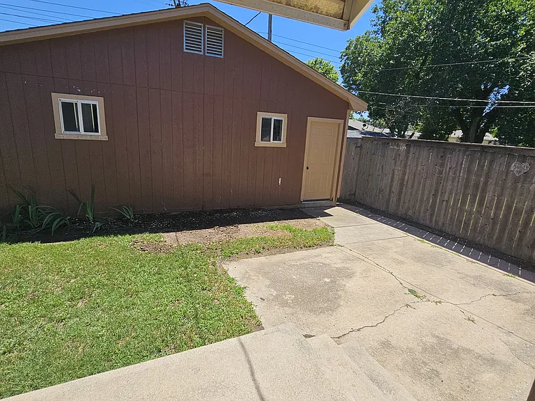 1904 W Randall Ave — Photo 2