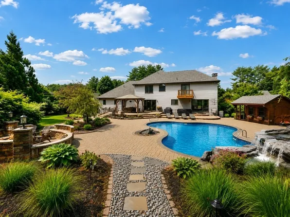56 Cardinal Ln, Westfield, MA 01085