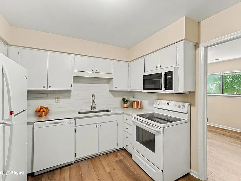 1309 Hudson Ave #C13 — Photo 8