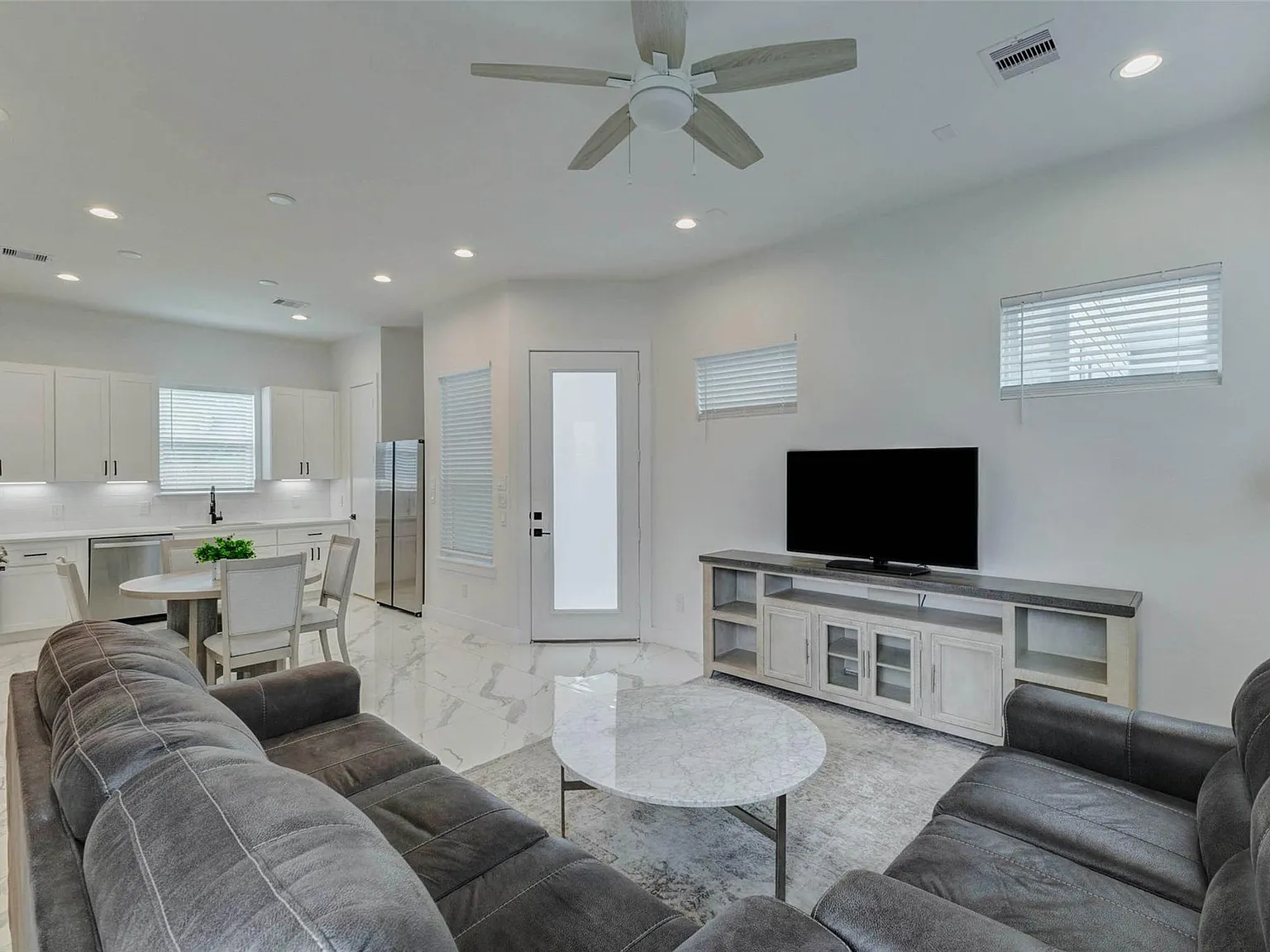 3 bed, 2.5 bath, 1927 sqft, $2,500 — Photo 3